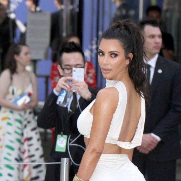 Kim et Kourtney Kardashian arrivent au Brooklyn Museum pour assister aux CFDA Fashion Awards 2018. New York, le 4 juin 2018.