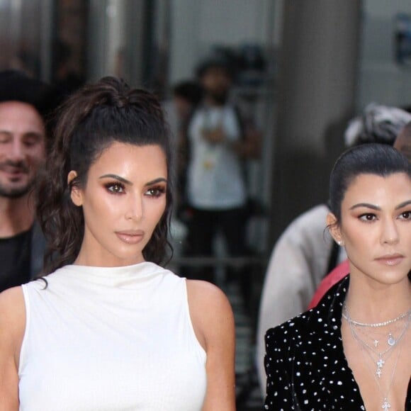 Kim et Kourtney Kardashian arrivent au Brooklyn Museum pour assister aux CFDA Fashion Awards 2018. New York, le 4 juin 2018.