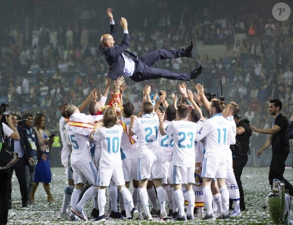 Les joueurs du Real Madrid et leur entraîneur Zinedine Zidane fêtent leur victoire en ligue des Champions à Madrid le 27 mai 2018.