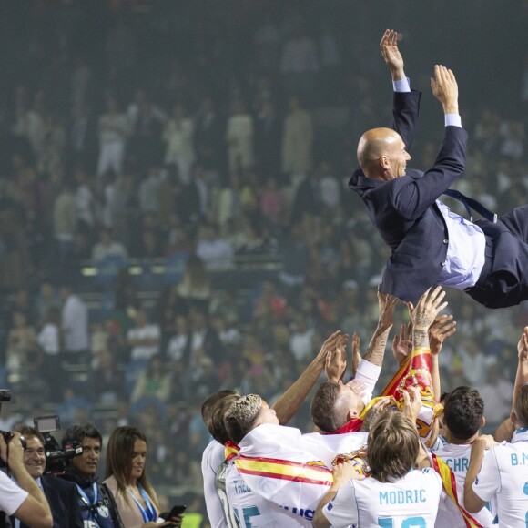 Les joueurs du Real Madrid et leur entraîneur Zinedine Zidane fêtent leur victoire en ligue des Champions à Madrid le 27 mai 2018.