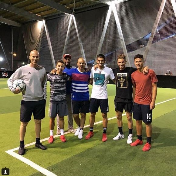 Zinédine Zidane avec ses fils Enzo et Luca, son neveu Driss, et le joueur de l'Olympique de Marseille Maxime Lopez dans une salle de foo indoor à Aix-en-Provence le 6 juin 2018.