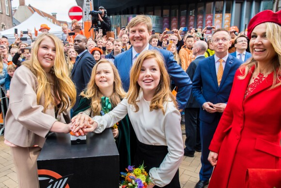 Le roi Willem-Alexander et la reine Maxima des Pays-Bas et leurs filles les princesses Amalia, Ariane et Alexia assistent à la fête du Roi à Groningen le 27 avril 2018.