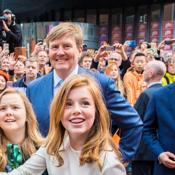 Le roi Willem-Alexander et la reine Maxima des Pays-Bas et leurs filles les princesses Amalia, Ariane et Alexia assistent à la fête du Roi à Groningen le 27 avril 2018.