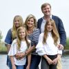 Le roi Willem-Alexander des Pays-Bas en famille avec son épouse la reine Maxima et leurs filles la princesse Catharina-Amalia (pantalon blanc), la princesse Alexia (pantalon noir) et la princesse Ariane (blue jeans) à Warmond le 7 juillet 2017, lors de la traditionnelle séance photo des vacances d'été.
