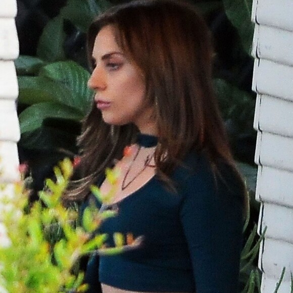Lady Gaga sur le tournage du film 'A Star Is Born' à Los Angeles. Le film A Star is Born (Une étoile est née) est très attendu parce qu'il prend le pari de revisiter un classique du cinéma, porté successivement par J. Gaynot (1937), J. Garland (1954) et B. Streisand (1976). Il s'agira du premier film derrière la caméra de B. Cooper et offrira à Lady Gaga son premier grand rôle au cinéma. Le 25 avril 2017