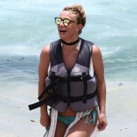Britney Spears : Petit souci de bikini en pleine virée jet-ski à Miami