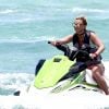 Après un tour de jet ski à Miami, Britney Spears se pose en bikini sur un transat le 6 juin 2018.