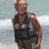 Britney Spears règle un petit souci de maillot de bain récalcitrant et retourne faire un tour de jet ski à Miami le 6 juin 2018.
