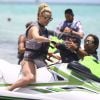 Britney Spears règle un petit souci de maillot de bain récalcitrant et retourne faire un tour de jet ski à Miami le 6 juin 2018.