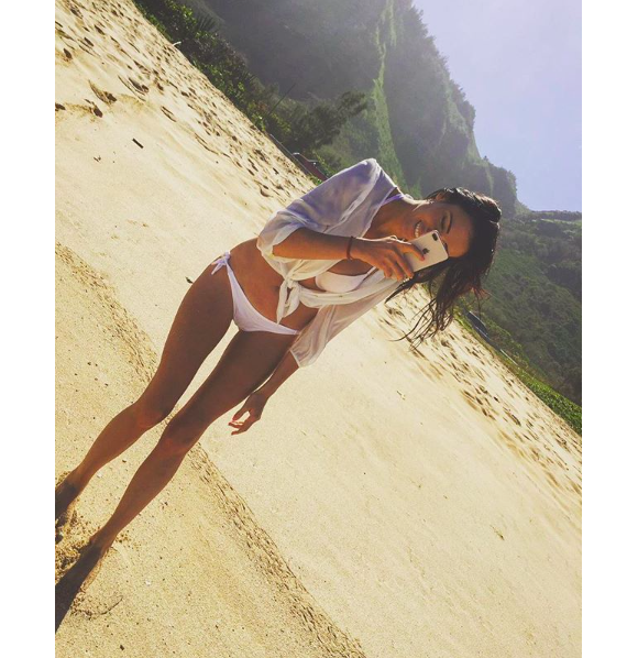 Delphine Wespier en bikini à Honolulu en janvier 2018. Un cliché ressorti en le 8 juin.
