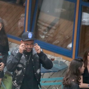 Exclusif - Bella Hadid et son compagnon The Weeknd ont été boire un verre dans le quartier de Pigalle avant d'aller dîner dans un restaurant près de La gare de Lyon à Paris le 31 mai 2018.