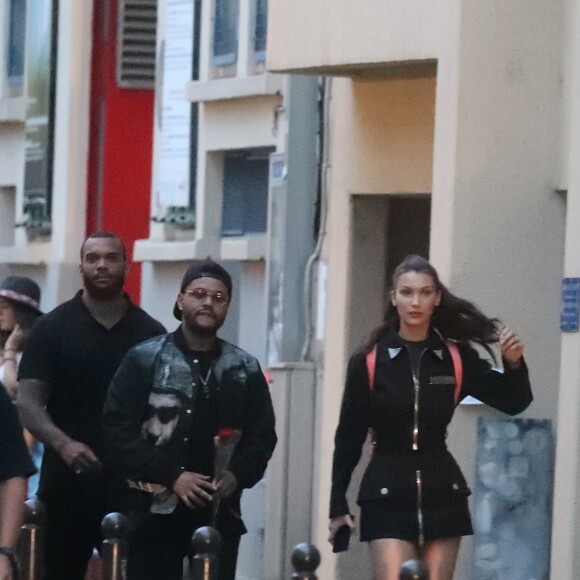 Exclusif - Bella Hadid et son compagnon The Weeknd ont été boire un verre dans le quartier de Pigalle avant d'aller dîner dans un restaurant près de La gare de Lyon à Paris le 31 mai 2018.