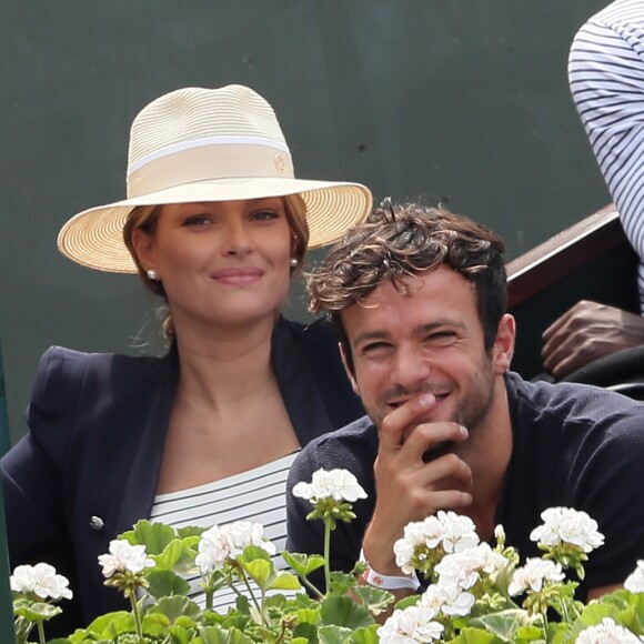 Caroline Receveur (enceinte) et son compagnon Hugo Philip - People dans les tribunes des Internationaux de France de Tennis de Roland Garros à Paris. Le 9 juin 2018 © Cyril Moreau / Bestimage
