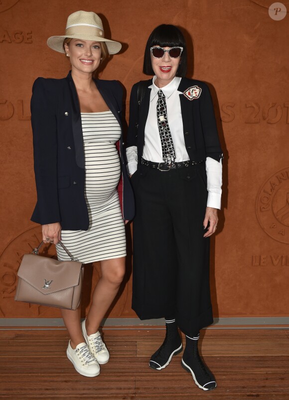 Caroline Receveur (enceinte) et Chantal Thomass - People au bar Magnum lors des Internationaux de France de Tennis de Roland Garros à Paris. Le 9 juin 2018 © Veeren / Bestimage