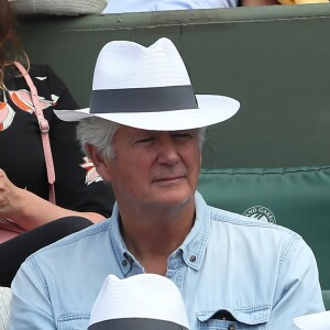 Pierre Dhostel et sa femme Carole - People dans les tribunes des Internationaux de France de Tennis de Roland Garros à Paris. Le 9 juin 2018 © Cyril Moreau / Bestimage