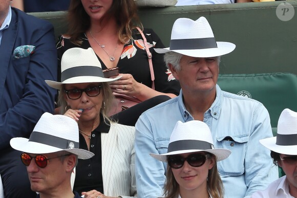 Pierre Dhostel et sa femme Carole - People dans les tribunes des Internationaux de France de Tennis de Roland Garros à Paris. Le 9 juin 2018 © Cyril Moreau / Bestimage