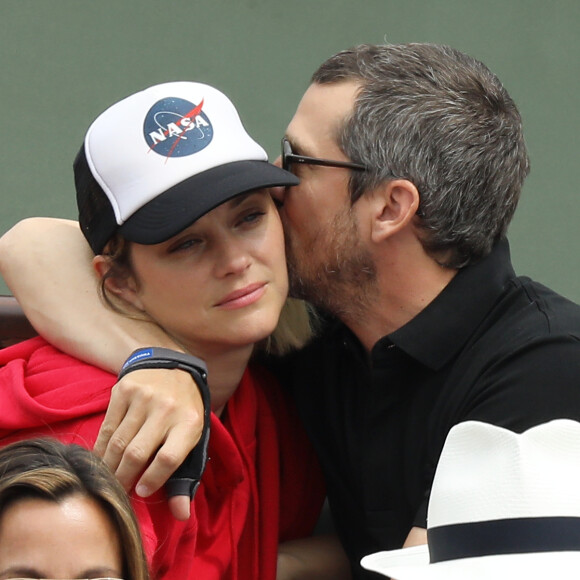 Marion Cotillard et son compagnon Guillaume Canet dans les tribunes des Internationaux de France de Tennis de Roland Garros à Paris, le 10 juin 2018. © Jacovides/Moreau/Bestimage