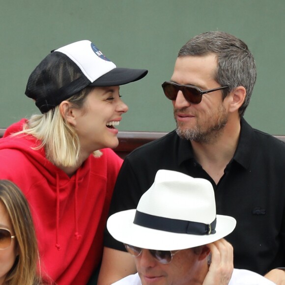 Marion Cotillard et son compagnon Guillaume Canet dans les tribunes des Internationaux de France de Tennis de Roland Garros à Paris, le 10 juin 2018. © Jacovides/Moreau/Bestimage