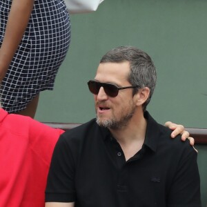Marion Cotillard et son compagnon Guillaume Canet dans les tribunes des Internationaux de France de Tennis de Roland Garros à Paris, le 10 juin 2018. © Jacovides/Moreau/Bestimage