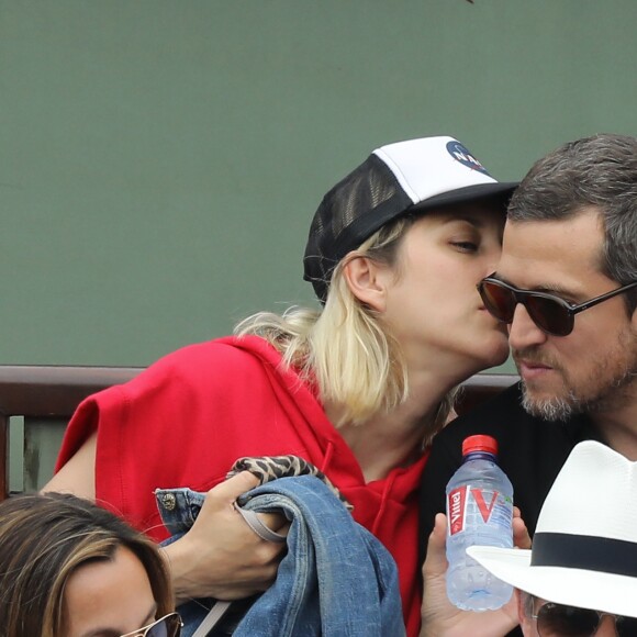 Marion Cotillard et son compagnon Guillaume Canet dans les tribunes des Internationaux de France de Tennis de Roland Garros à Paris, le 10 juin 2018. © Jacovides/Moreau/Bestimage