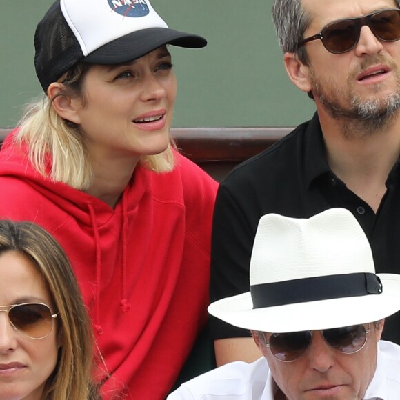Marion Cotillard et son compagnon Guillaume Canet, Hugh Grant et sa femme Anna Eberstein dans les tribunes des Internationaux de France de Tennis de Roland Garros à Paris, le 10 juin 2018. © Jacovides/Moreau/Bestimage