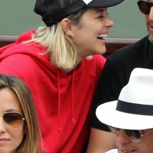 Marion Cotillard et son compagnon Guillaume Canet dans les tribunes des Internationaux de France de Tennis de Roland Garros à Paris, le 10 juin 2018. © Jacovides/Moreau/Bestimage