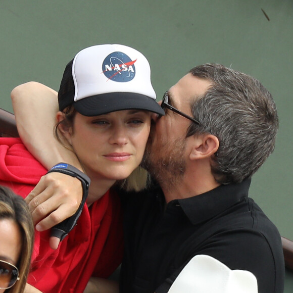 Marion Cotillard et son compagnon Guillaume Canet dans les tribunes des Internationaux de France de Tennis de Roland Garros à Paris, le 10 juin 2018. © Jacovides/Moreau/Bestimage