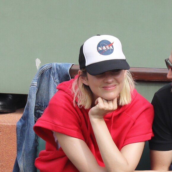 Marion Cotillard et son compagnon Guillaume Canet dans les tribunes des Internationaux de France de Tennis de Roland Garros à Paris, le 10 juin 2018. © Jacovides/Moreau/Bestimage