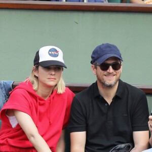 Marion Cotillard et son compagnon Guillaume Canet dans les tribunes des Internationaux de France de Tennis de Roland Garros à Paris, le 10 juin 2018. © Jacovides/Moreau/Bestimage