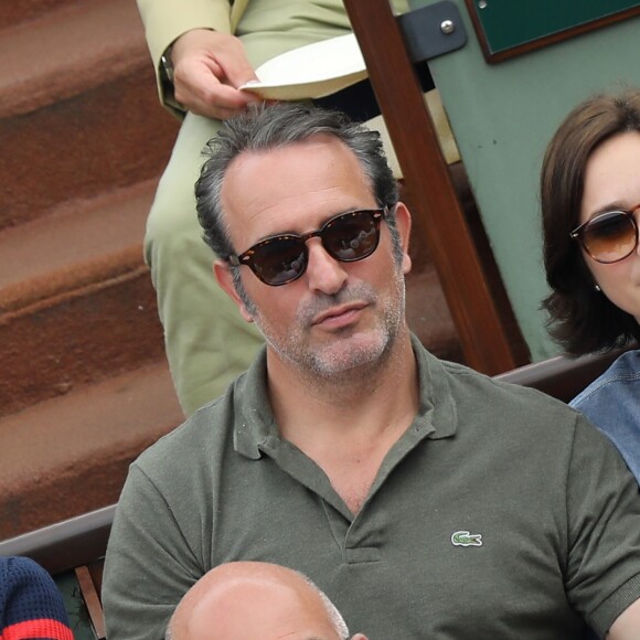 Jean Dujardin et sa femme Nathalie Péchalat dans les tribunes des Internationaux de France de Tennis de Roland Garros à Paris, le 10 juin 2018. © Dominique Jacovides - Cyril Moreau/Bestimage