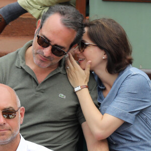 Jean Dujardin et sa femme Nathalie Péchalat dans les tribunes des Internationaux de France de Tennis de Roland Garros à Paris, le 10 juin 2018. © Dominique Jacovides - Cyril Moreau/Bestimage