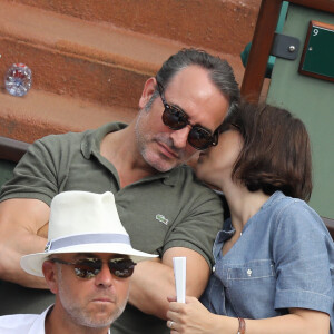Jean Dujardin et sa femme Nathalie Péchalat dans les tribunes des Internationaux de France de Tennis de Roland Garros à Paris, le 10 juin 2018. © Dominique Jacovides - Cyril Moreau/Bestimage
