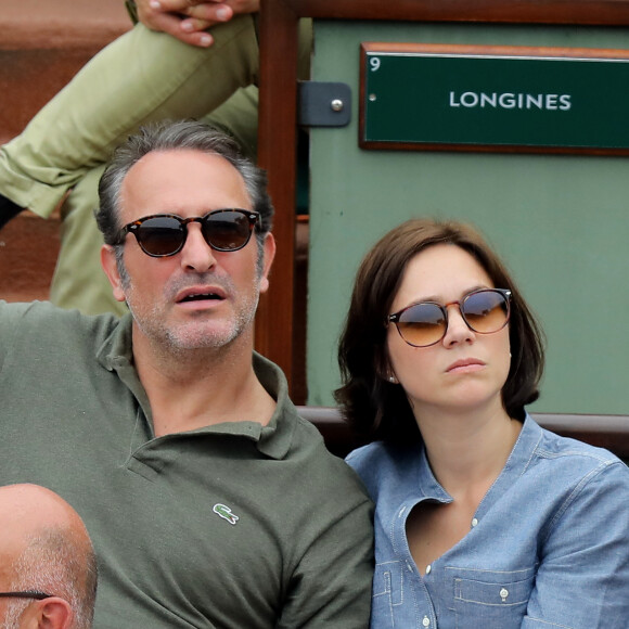 Jean Dujardin et sa femme Nathalie Péchalat dans les tribunes des Internationaux de France de Tennis de Roland Garros à Paris, le 10 juin 2018. © Dominique Jacovides - Cyril Moreau/Bestimage