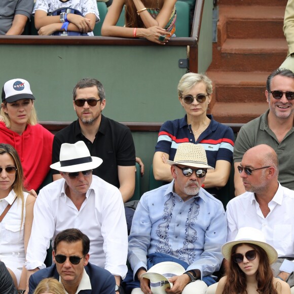 Marion Cotillard et Guillaume Canet, Melita Toscan du Plantier, Jean Dujardin et Nathalie Péchalat, Hugh Grant et Anna Eberstein, Christian Louboutin dans les tribunes des Internationaux de France de Tennis de Roland Garros à Paris, le 10 juin 2018. © Dominique Jacovides - Cyril Moreau/Bestimage