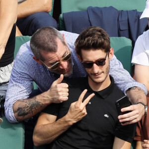 Jalil Lespert et Pierre Niney dans les tribunes des Internationaux de France de Tennis de Roland Garros à Paris, le 10 juin 2018. © Dominique Jacovides - Cyril Moreau/Bestimage