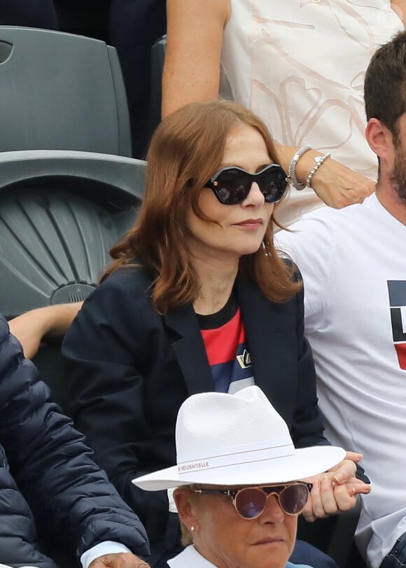 Isabelle Huppert dans les tribunes des Internationaux de France de Tennis de Roland Garros à Paris, le 10 juin 2018. © Dominique Jacovides - Cyril Moreau/Bestimage