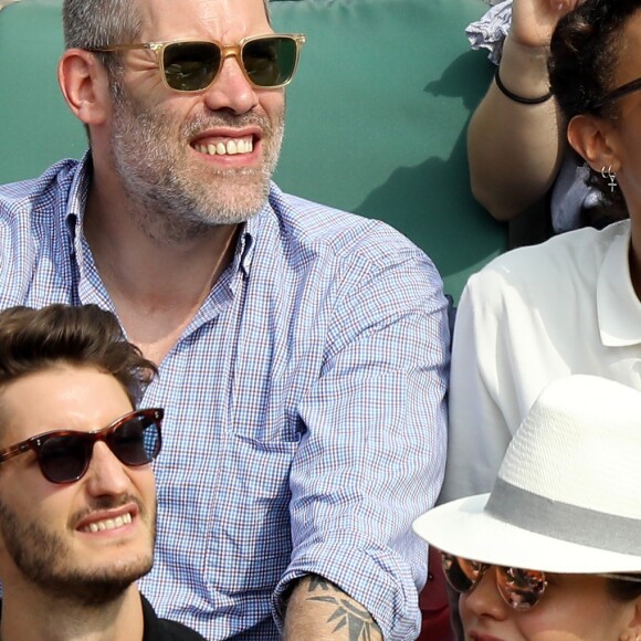 Jalil Lespert, sa compagne Sonia Rolland, Pierre Niney et sa compagne Natasha Andrews dans les tribunes des Internationaux de France de Tennis de Roland Garros à Paris, le 10 juin 2018. © Dominique Jacovides - Cyril Moreau/Bestimage