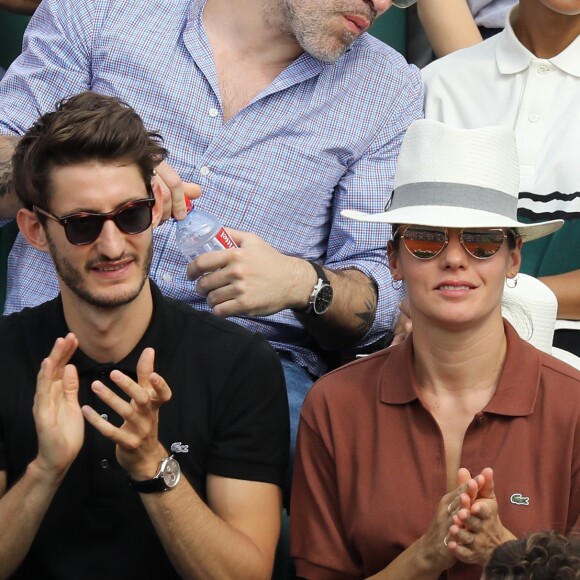Pierre Niney et compagne Natasha Andrews dans les tribunes des Internationaux de France de Tennis de Roland Garros à Paris, le 10 juin 2018. © Dominique Jacovides - Cyril Moreau/Bestimage