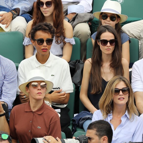 Jalil Lespert, sa compagne Sonia Rolland, Vianney (Vianney Bureau), sa compagne Catherine Robert, Pierre Niney, sa compagne Natasha Andrews, Cyril Lignac et sa compagne Marine dans les tribunes des Internationaux de France de Tennis de Roland Garros à Paris, le 10 juin 2018. © Dominique Jacovides - Cyril Moreau/Bestimage