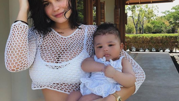 Kylie Jenner coupe sa fille d'un selfie et décide de la cacher