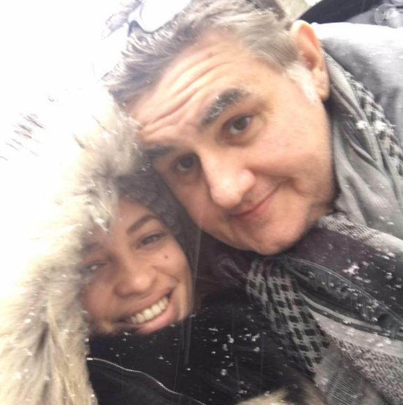 Pierre Ménès pose avec sa compagne Mélissa sur Facebook en janvier 2016.