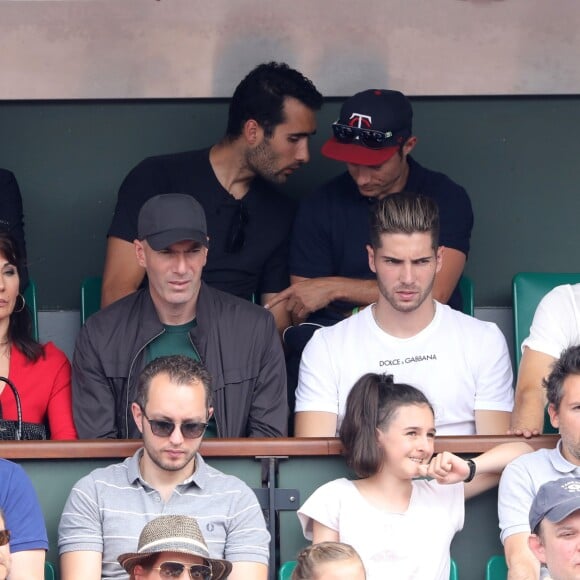 Zinédine Zidane, sa femme Véronique et leurs fils Luca et Enzo dans les tribunes des Internationaux de France de Tennis de Roland Garros à Paris, le 10 juin 2018. © Dominique Jacovides - Cyril Moreau/Bestimage