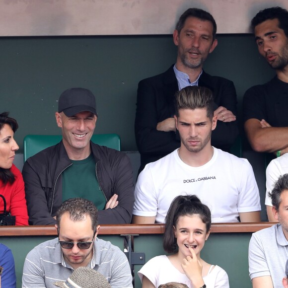 Zinédine Zidane, sa femme Véronique et leurs fils Luca et Enzo dans les tribunes des Internationaux de France de Tennis de Roland Garros à Paris, le 10 juin 2018. © Dominique Jacovides - Cyril Moreau/Bestimage
