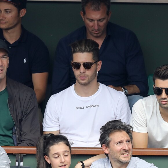 Zinédine Zidane et ses fils Luca et Enzo dans les tribunes des Internationaux de France de Tennis de Roland Garros à Paris, le 10 juin 2018. © Dominique Jacovides - Cyril Moreau/Bestimage