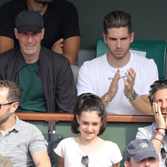 Zinédine Zidane, sa femme Véronique et leurs fils Luca et Enzo dans les tribunes des Internationaux de France de Tennis de Roland Garros à Paris, le 10 juin 2018. © Dominique Jacovides - Cyril Moreau/Bestimage