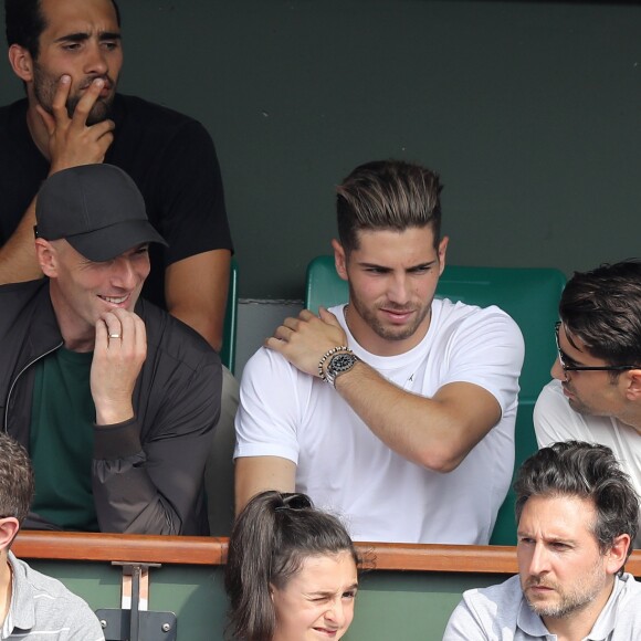 Zinédine Zidane et ses fils Luca et Enzo dans les tribunes des Internationaux de France de Tennis de Roland Garros à Paris, le 10 juin 2018. © Dominique Jacovides - Cyril Moreau/Bestimage