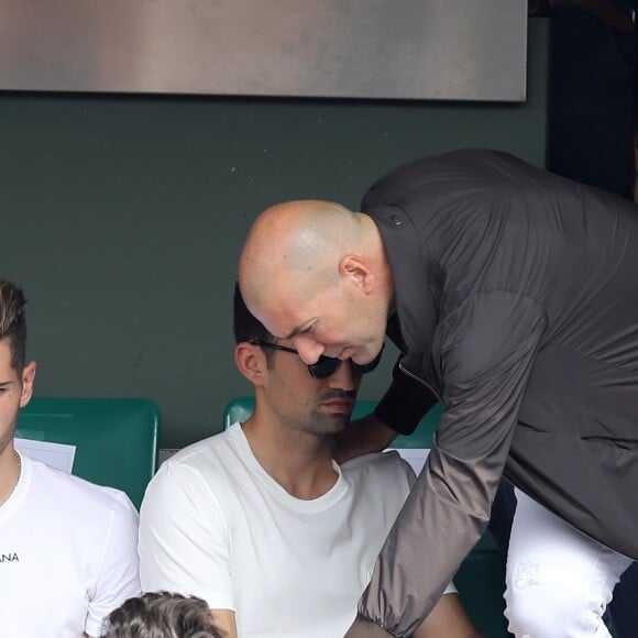 Zinédine Zidane et ses fils Luca et Enzo dans les tribunes des Internationaux de France de Tennis de Roland Garros à Paris, le 10 juin 2018. © Dominique Jacovides - Cyril Moreau/Bestimage