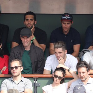 Zinédine Zidane, sa femme Véronique et leurs fils Luca et Enzo dans les tribunes des Internationaux de France de Tennis de Roland Garros à Paris, le 10 juin 2018. © Dominique Jacovides - Cyril Moreau/Bestimage