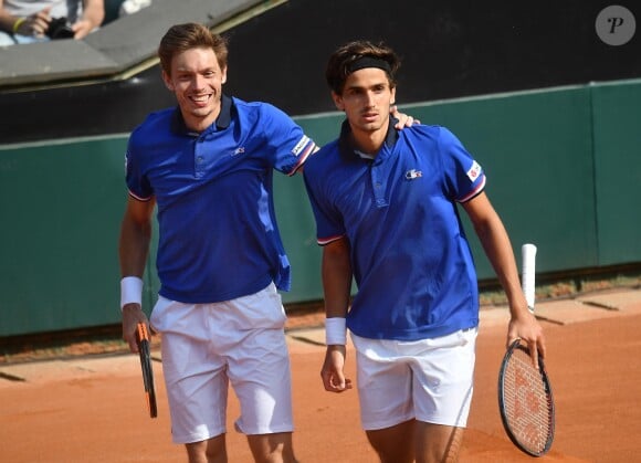 Nicolas Mahut et Pierre-Hugues Herbert lors du quart de finale de Coupe Davis Italie-France à Gênes, le 7 avril 2018.