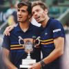 Pierre-Hugues Herbert et Nicolas Mahut après leur victoire lors du double messieurs à Roland Garros le 9 juin 2018.